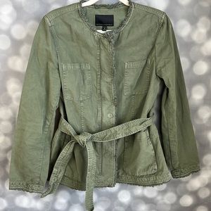 Banana Republic women’s khaki green jacket with tie belt. Size Medium.